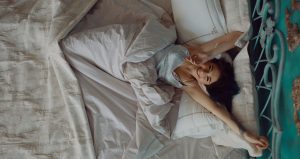 Femme qui s'étend au lit après le réveil