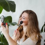 Comment fixer son maquillage en été ?