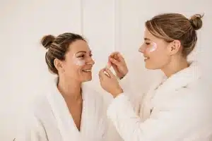 atténuer les cernes en faisant une soin mère fille